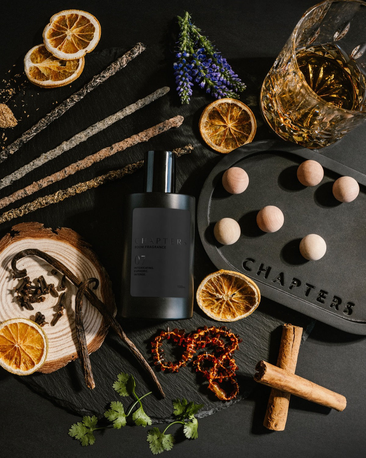 Chapter 07 fragrance composition: bitter orange, coriander, rum, incense, patchouli, cedarwood, vanilla, amber and sandalwood
