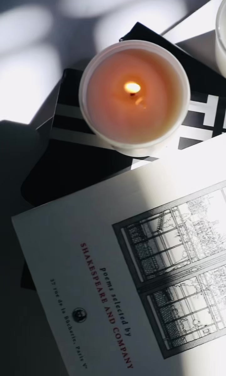 CH06 Woody Amber Petite Candle – Violet, Lily & White Musk